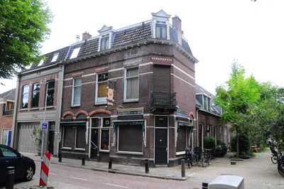 904736 Gezicht op het proeflokaal en slijterij De Zes Vaatjes (Mgr. van de Weteringstraat 32) te Utrecht. Links het ...